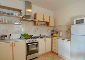 Kühlschrank, Mikrowelle, Ofen, Herdplatte