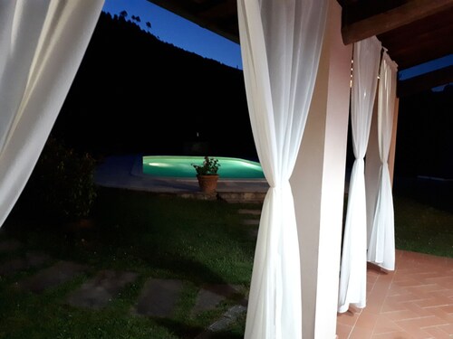 Maison de Campagne à Buti avec 1 chambres à coucher, 4 couchages