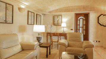 Een televisie en een tafeltennistafel