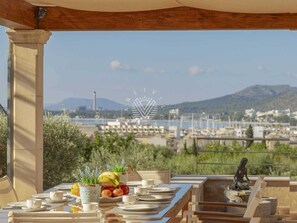 Outdoor dining - Charming Villa with panoramic views of Alcúdia Bay (Alcudia)