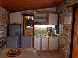 Fridge, coffee/tea maker, electric kettle, cookware/dishes/utensils - Studio apartment in Ražanj with Terrace, Air condition, WIFI (4597-1) (Ražanj)