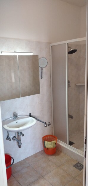 Douche, serviettes fournies