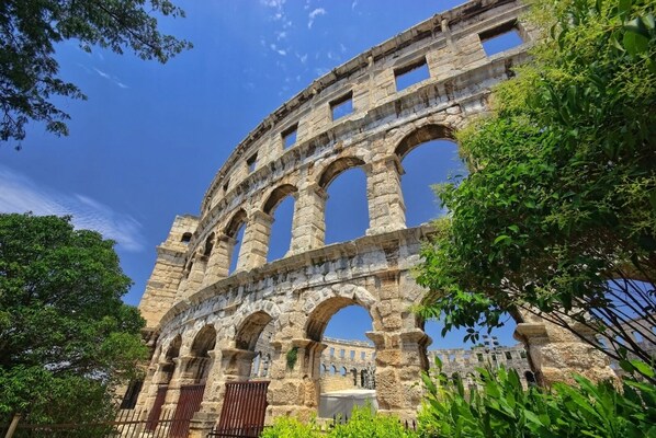 A historic stone amphitheater with multiple arches and a clear blue sky in the background. - Apartment in Medulin with Seaview, Balcony, Air condition, WIFI (112-5) (Medulin)