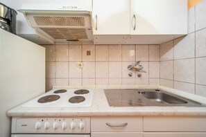 Fridge, microwave, oven, coffee/tea maker