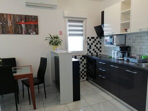 Jääkaappi, mikroaaltouuni, uuni, liesi