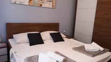 2 bedrooms, iron/ironing board, free WiFi, bed sheets