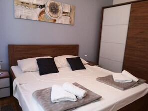 2 bedrooms, iron/ironing board, free WiFi, bed sheets