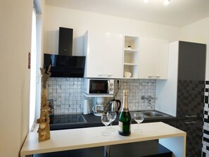 Een koelkast, een magnetron, een oven, een kookplaat
