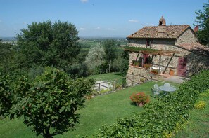 Outdoor dining - Villa in Cortona with 3 bedrooms sleeps 7 (Cortona)