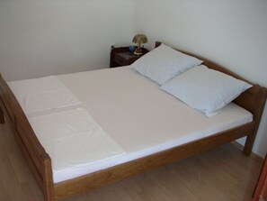 2 bedrooms, WiFi, bed sheets, wheelchair access