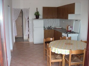 Kühlschrank, Mikrowelle, Ofen, Wasserkocher mit Kaffee-/Teezubehör