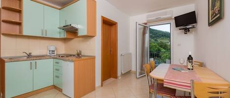 Kylskåp, mikrovågsugn, kaffe- och tebryggare och vattenkokare