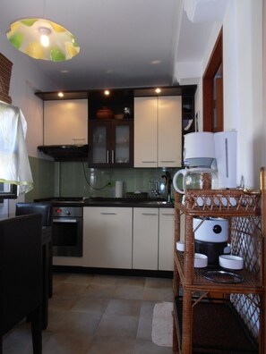 Fridge, stovetop, coffee/tea maker