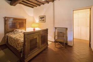 6 bedrooms, iron/ironing board, travel cot, free WiFi