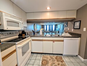 Frigorífico, microondas, horno y placa de cocina