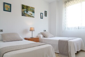 3 slaapkamers, een strijkplank/strijkijzer, gratis wifi, beddengoed