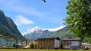 A hotel with multiple floors, a restaurant, and a view of snow-capped mountains. - Deluxe Studio Kaprun TOP 23 (Kaprun)