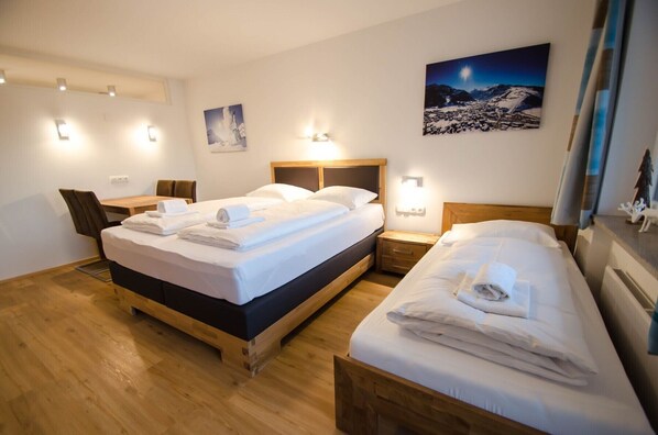 Bügeleisen/Bügelbrett, kostenloses WLAN, Bettwäsche