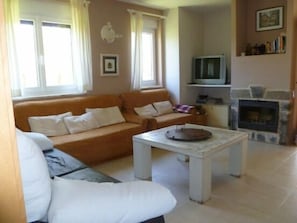 Smart TV, chimenea, reproductor de DVD y libros