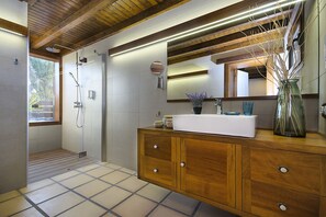 Shower, towels - Ermita Perdomo, rustic with comfort and private terrace (Masdache)
