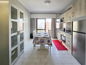 Fridge, microwave, oven, coffee/tea maker - Gray Apartment Praia Rocha (Portimão)