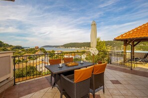 Outdoor dining - Apartment in Supetarska Draga with Seaview, Balcony, Air condition, WIFI (3321-2) (Supetarska Draga)