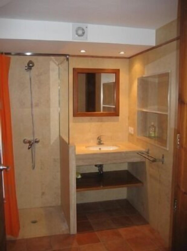 A bathroom with a shower, a sink, and a mirror. - Cottage (full rental) Can Llorigó for 8 people (Olot)