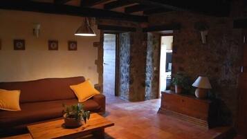 Fernseher, Kamin, Stereoanlage