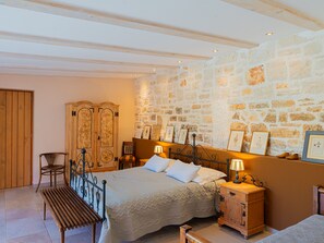 4 chambres, coffres-forts dans les chambres, fer et planche à repasser