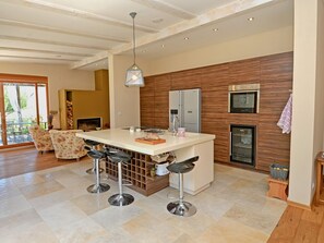 Réfrigérateur, four, lave-vaisselle, cafetière/bouilloire