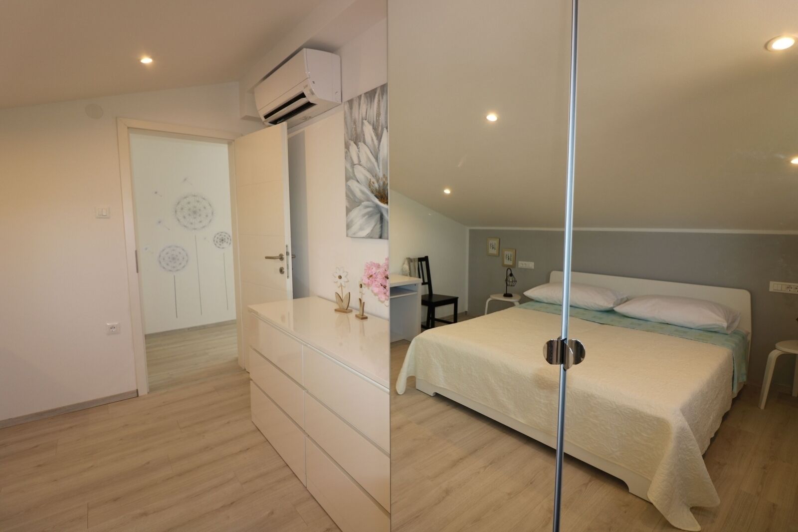 5 bedrooms, in-room safe, free WiFi, bed sheets