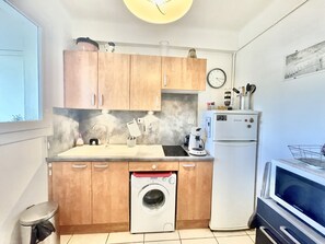 Kjøleskap, mikrobølgeovn, kokeplater og kaffetrakter/tekoker