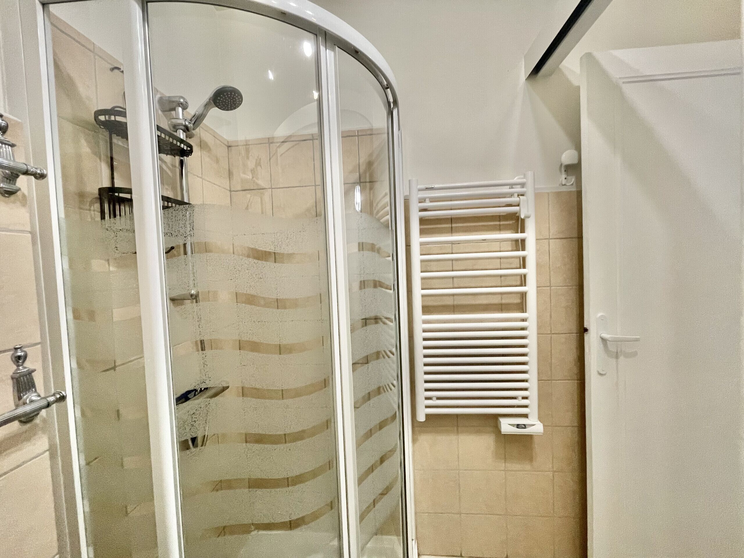 Dusche, Haartrockner, Handtücher