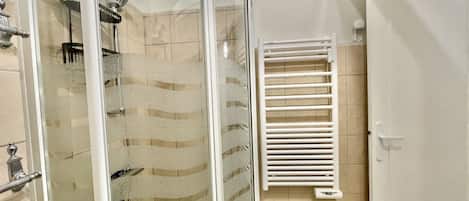 Dusche, Haartrockner, Handtücher