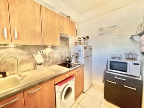 ثلاجة، ميكروويف، موقد طهي مسطح، ماكينة لصنع القهوة/الشاي