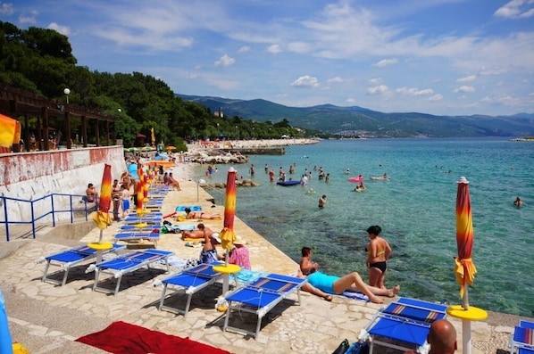 Una playa cerca