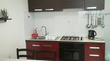 Réfrigérateur, micro-ondes, four, cafetiÚre/bouilloire