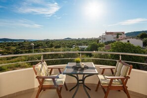 Outdoor dining - Apartment in Vodice with Seaview, Terrace, Air condition, WIFI (94-3) (Vodice)