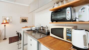 Geladeira, micro-ondas, fogão, cooktop