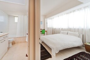 1 chambre, fer et planche à repasser