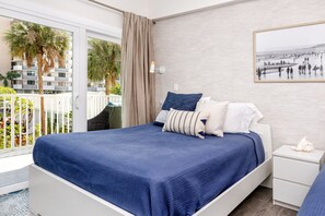 2 makuuhuonetta, työpöytä, silitysrauta/-lauta, vauvan matkasänky