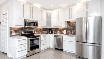 Frigorifero, microonde, forno, piano cottura