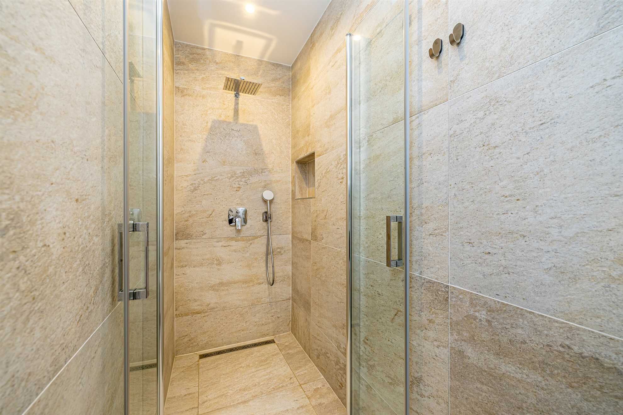 Bruser, hårtørrer, håndklæder, Toiletpapir
