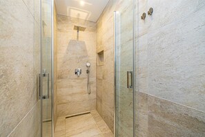 Douche, séchoir à cheveux, serviettes fournies, papier de toilette