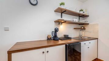 KylskÄp, spishÀll, kaffe- och tebryggare och vattenkokare