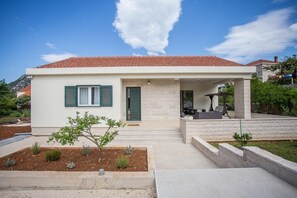 A modern two-story house with a tiled roof, a covered porch, and a small garden area. - Holiday Home in Ston / Mali Ston with Terrace, Air condition, WIFI, Washing machine (4542-1) (Mali Ston)