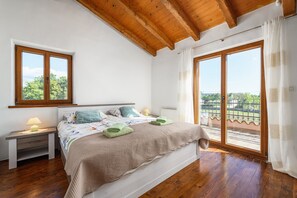 2 bedrooms, in-room safe, iron/ironing board, free WiFi