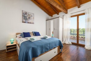 2 bedrooms, in-room safe, desk, iron/ironing board