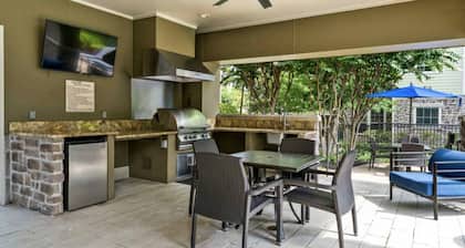 Blick auf den Pool King 1 Schlafzimmer / 1 Badezimmer Condo in The Woodlands