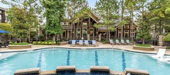 Pool View King 1 Bedroom/1 Bath Condo in The Woodl